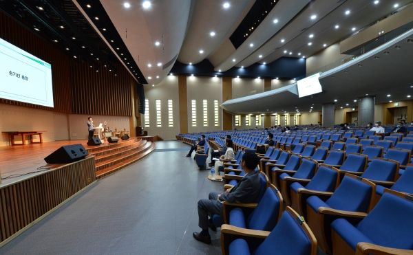 하계방학 중 진행된 백석문화대학교 교직원 역량강화 연수에서 송기신 총장이 인사말을 하고 있다.