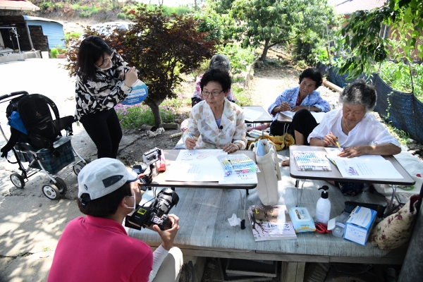 동고동락 논산에서 한글대학 어르신들이 세상과의 소통 유튜브 촬영 모습
