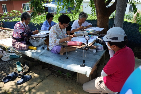 동고동락 논산에서 한글대학 어르신들이 세상과의 소통 유튜브 촬영 모습