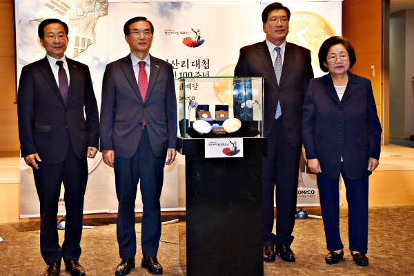 한국조폐공사가 청산리대첩 100주년을 맞아 16일 서울 충정로 풍산빌딩에서 ‘청산리대첩 승전 100주년 기념메달’을 선보였다.  (왼쪽부터 풍산화동양행 이제철 사장, 조폐공사 조용만 사장, 백야 김좌진 장군 기념사업회 전지명 이사장, 김을동 상임이사)