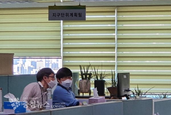 16일 검찰 수사관이 대전시청 지구단위계획팀에 대한 압수수색을 진행하고 있다. / 김용우 기자