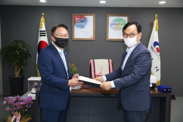 사단법인 기빙트리 천사운동본부가 지난 16일 박상돈 천안시장을 명예 본부장으로 위촉했다.