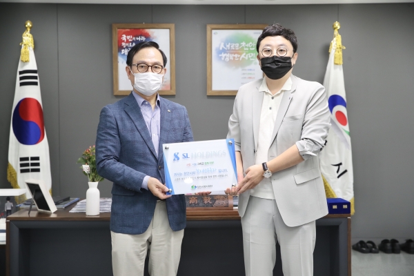 SL홀딩스가 17일 천안시청 시장실에서의 전달식을 열고 지역 아동‧청소년 소외계층(그룹홈 대상)을 위해 1,234만 원의 후원금을 천안시복지재단에 기탁해 박상돈 시장과 김선린 회장이 기념사진 촬영