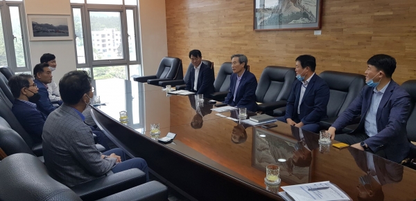 김병숙 서부발전 사장(위에서 왼쪽 두 번째)은 지난 7월 16일(목) 충남 태안군 본사에서 학계, 연구계, 산업계 및 사내 안전전문가로 구성된 30여명의 TF팀원들과 함께 ‘레질리언스 및 안전하부문화 진단용역 착수보고회’를 개최한 후 임직원들에게 안전시스템 강화를 주문했다.