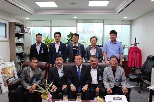 17일 홍성군 민간단체 대표 및 회원들이 모여 충남대학교 내포캠퍼스 유치를 위해 국회 방문