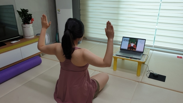 한 수강생이 집에서 생활체육교실 전문강사가 제작한 동영상 강의를 따라하고 있다.