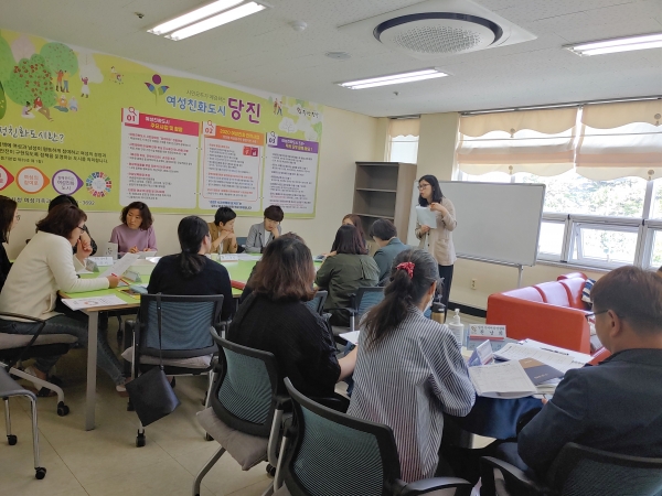 2020 여성일거리 공모사업을 설명하고 있는 사진