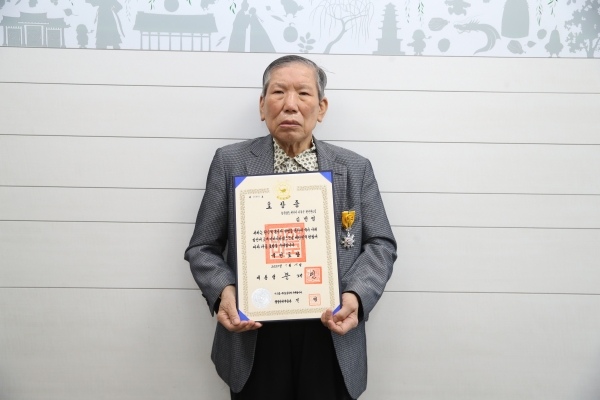 행정안전부 제9기 국민추천포상 전수식에서  국민추천포상 국민포장을 받은 김병열(86) 씨.