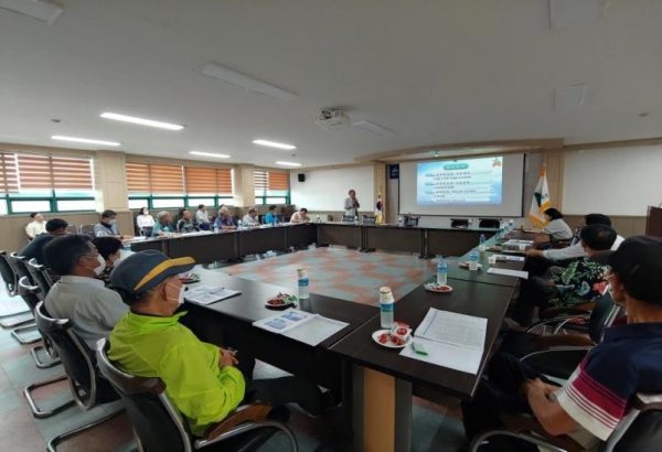 청양군산림조합 회의실에서 산야초, 옻나무, 고사리, 산양삼, 토종다래, 구기자 연구회 임원진들과 간담회를 갖고 사업추진과 관련해 다양한 논의 진행