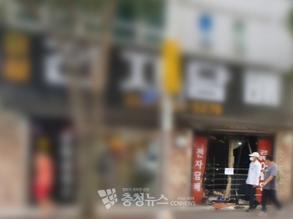 21일 대전 유성구 봉명동의 한 전자담배 가게로 승용차가 돌진하는 사고가 발생했다. 건물 유리창이 파손된 모습.