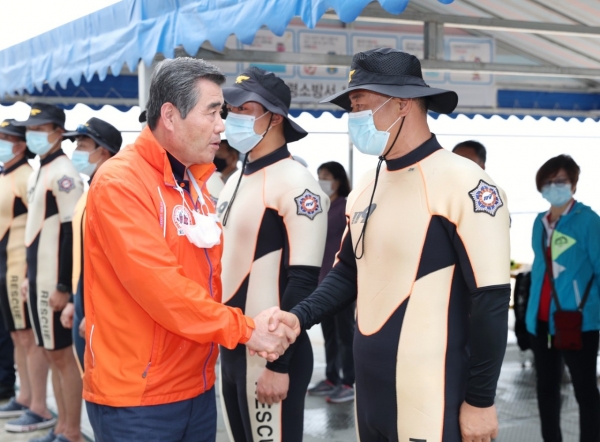 여름철 피서지 방역 점검 및 근무자 격려에 나선 김동일 보령시장
