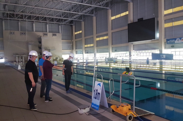 공단과 한국수상안전협회 관계자가 용운국제수영장에서 다중이용시설 특별안전점검을 실시하고 있다.