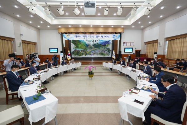 중부권 동서횡단철도 건설사업을 위한 제5회 시장·군수 협력체 회의가 21일 오전 경상북도 봉화군청 대회의실에서 열렸다.