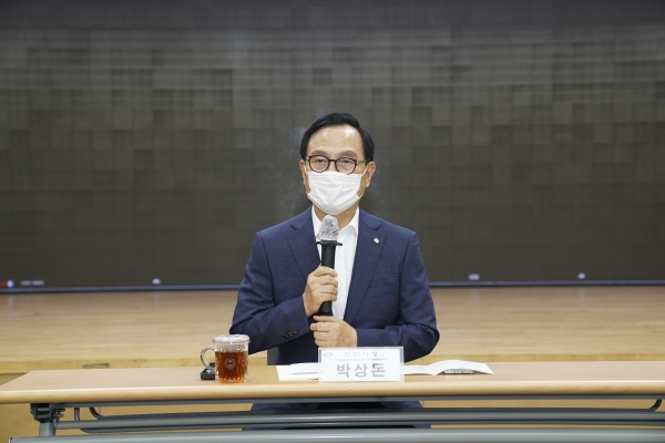 행복키움지원단 간담회에서 인사말하는 박상돈 시장