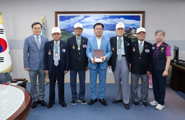 6.25참전유공자회 세종충남지부에서 최홍묵 시장에게 감사패 전달 모습