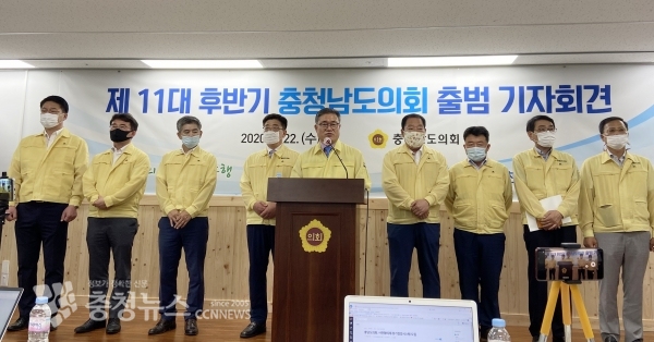 왼쪽부터 홍기후 의회운영위원장, 안장헌 기획경제위원장, 조철기 교육위원장, 전익현 부의장, 김명선 의장, 조길연 부의장, 오인환 복지환경위원장, 김영권 농수산해양위원장, 이계양 안전건설소방위원장