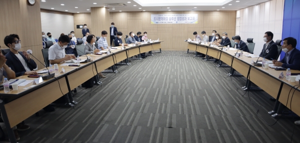 인사말 나누는 KISTI 최희윤(왼쪽 세번째) 원장과 박남춘(오른쪽 두번째) 인천시장.