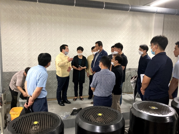 오세현 아산시장이 둔포 아파트 단지 방문