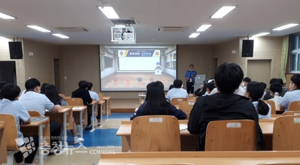 이성일 홍보실장 학생들에게 진로특강을 실시하고 있다. (출처=태안해양경찰서)