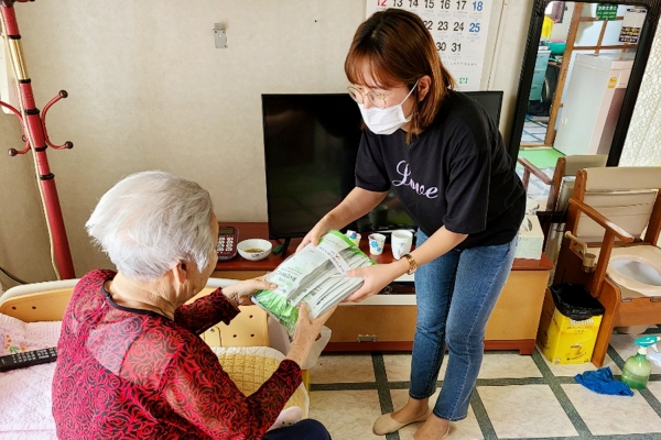 지난 21일 취약계층 어르신을 찾아 마스크를 전달하고 있다.