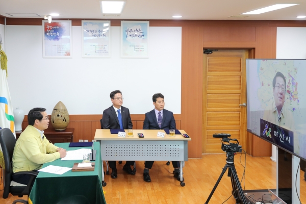 오세현 아산시장이 관내 서부내륙고속도로 공구 시행사인 포스코건설(김종권 부장), 시티건설(장찬익 이사)과 함께 원격 영상시스템을 통해 협약식에 참여하고 있다.