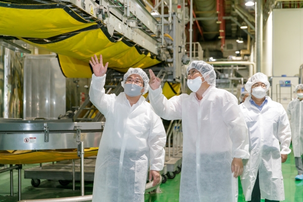 월 1200만개의 햄버거용 빵을 생산할 수 있는 생산시설을 둘러보는 오세현 아산시장