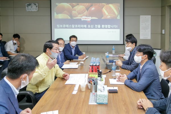 오세현 아산시장이 ㈜빔보QSR 임직원과 애로사항 청취를 위한 간담회를 열고 있다
