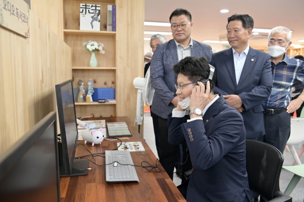 ‘신풍어르신 작은도서관’  내부를 둘러보고 있는 김 시장