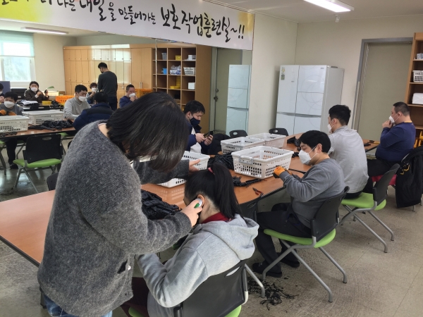 장애인복지관내 보호작업훈련실 프로그램 이용자 대상 발열여부 체크 중