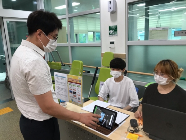 전자출입명부 이용 모습 (치매안심센터)