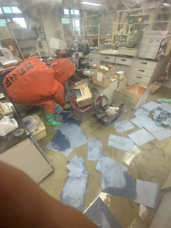 대전소방본부가 충남대 농생대 한 연구실 사고를 수습 중인 모습. (사진 제공=대전소방본부)