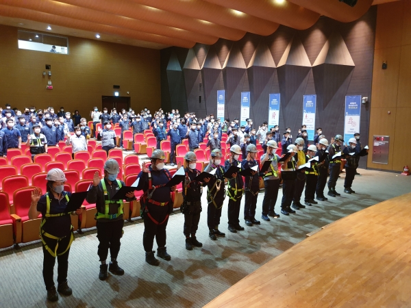 산업안전보건 강조기간을 맞아 지난 7일 서부발전 임직원들이태안발전본부 강당에서 `생명을 지키는 안전보건, 사람이 우선인 서부발전' 의 슬로건 아래 3無(무사고, 무재해, 무고장) 달성 결의문을 낭독하고 있다.