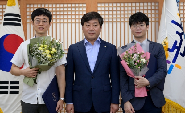 임명장 수여 장면/ 왼쪽부터-이동주 역학조사관, 황명선 논산시장, 정연수 역학조사관