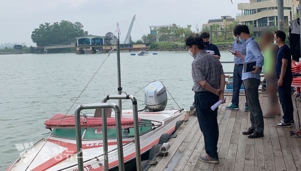 태안해경과 지자체 합동점검반이 내수면 수상레저사업장내 비상구조선 관리상태를 점검하고 있다.  출처=태안해양경찰서