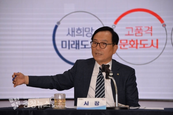 취임 100일 기자회견 하는 박상돈 천안시장 / 충청뉴스 최형순 기자