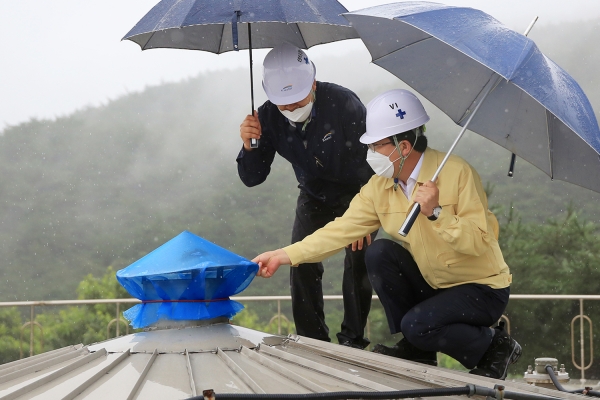 지난 23일 차리 배수지를 들러 K-water와 위생상태 등을 점검 하고 있다.