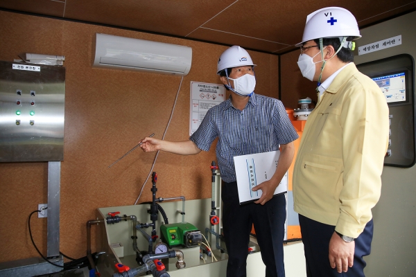 지난 23일 차리 배수지를 들러 K-water와 위생상태 등을 점검 하고 있다.