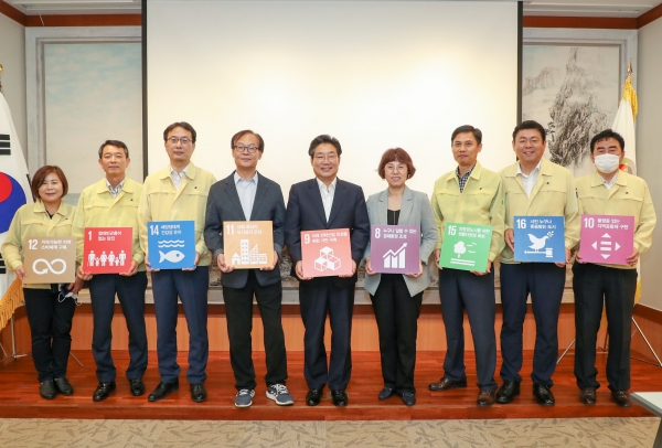 스마트 그린도시 간담회 개최(김홍장시장 왼쪽 이종연 박사, 오른쪽 오정례 박사)