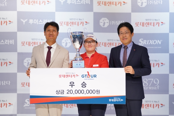 지난 25일(토) 대전 골프존 조이마루 전용 경기장에서 열린 ‘2020 롯데렌터카 GTOUR 여자대회 3차' 결선 시상식에서 (왼쪽부터) 골프존 박강수 대표이사, 우승자 정선아, 롯데렌터카 최근영 상무가 기념 촬영을 하고 있다.