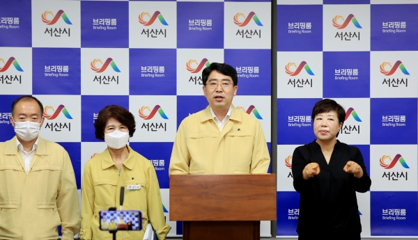 27일 시청브리핑룸에서 11번째 코로나19 확진자 발생에 따른 긴급브리핑 장면