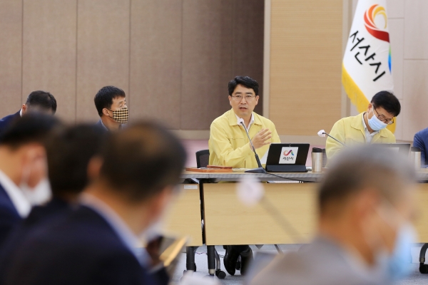 맹정호 시장이 시청 대회의실에서 확대간부회의를 진행하고 있다