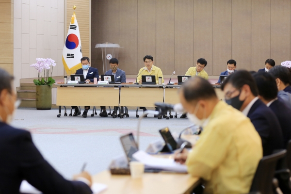 27일 시청 대회의실에서 확대간부회의를 진행하고 있다