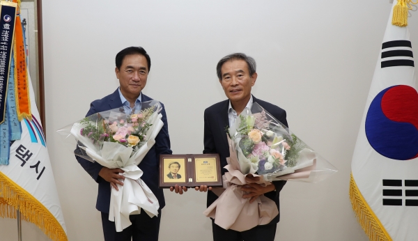 김병숙 서부발전 사장(오른쪽)이 27일 정장선 평택시장으로부터 시정발전에 기여한 공로를 인정받아 명예시민증과 명예시민패를 수여받았다.