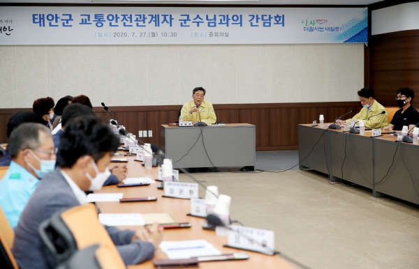 지난 27일 군청 중회의실에서 가세로 군수와 군 관계자, 관내 교통관련 각 기관ㆍ단체 관계자들이 모인 가운데 열린 ‘교통안전관계자 간담회’.