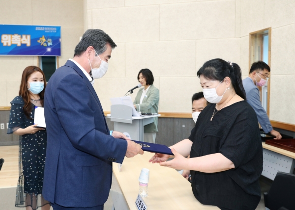 대천4동 주민자치회 위원 위촉 장면