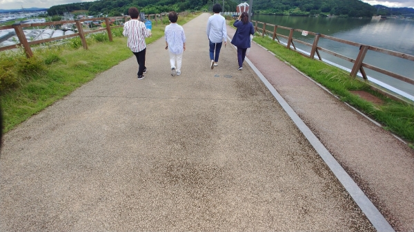 모바일걷기앱 사용 걷기 운동중인 시민들