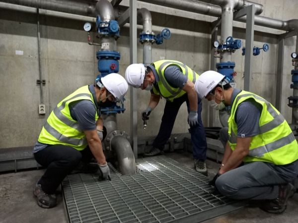 대전도시철도공사 간부 직원들이 집중호우에 대비해 배수펌프 상태를 점검하고 있다.