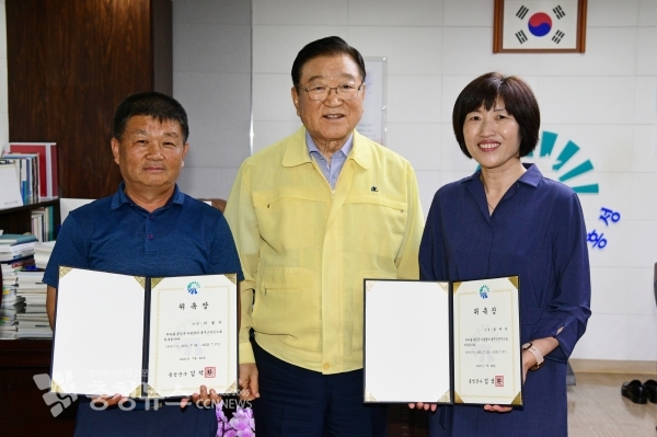 왼쪽부터 청로회 이철이 대표, 김석환 홍성군수, 충남서부아동보호전문기관 윤여복 관장