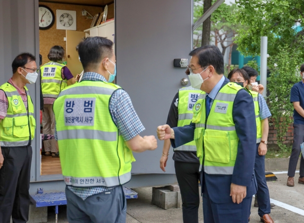 장종태 서구청장은 27일 둔산2동 주민자율방범대 방범초소를 방문하여 시설 점검 및 방범 활동의 애로사항을 청취했다.