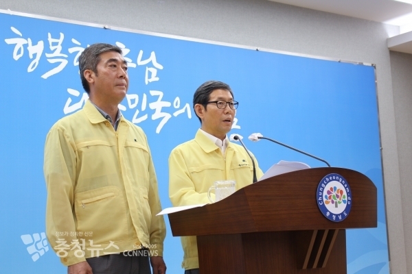 왼쪽 김형도 도의원(논산), 김용찬 행정부지사 / [사진 김윤아 기자]